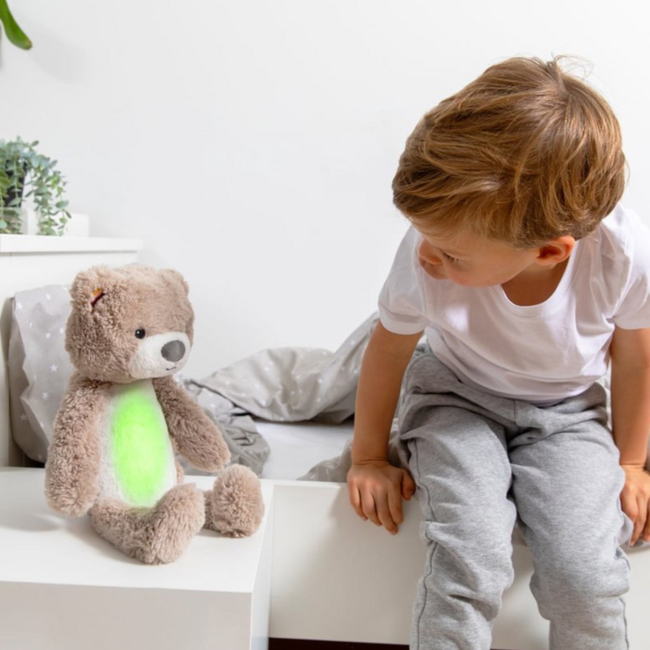 Schlaftrainer Brody Bär in Blau unterstützt Kinder beim ruhigen Schlaf und der Entwicklung eines gesunden Schlafrhythmus
