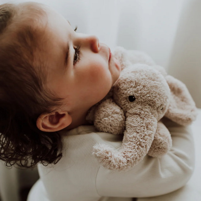 Beiger Kuschelelefant mit beruhigendem Herzschlag für Babys