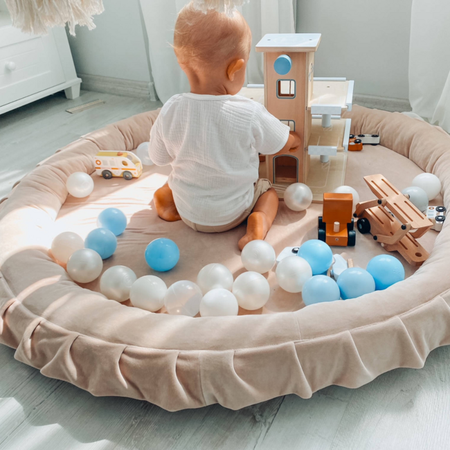 Luxe beige velvet speelnest – veilig en comfortabel speelplekje