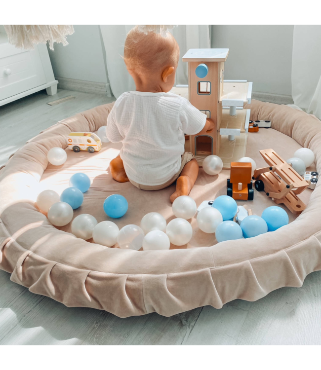 Luxe beige velvet speelnest – veilig en comfortabel speelplekje