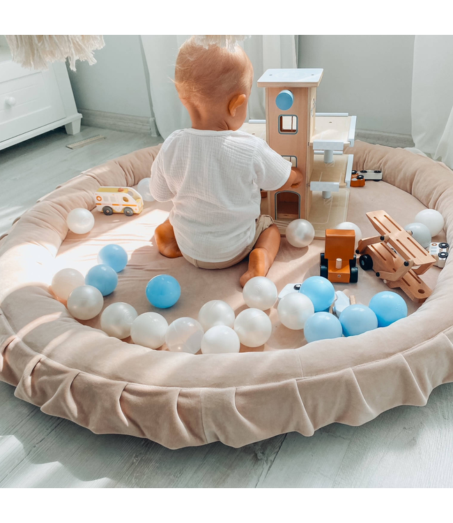 Luxe donker beige velvet speelnest – veilig en comfortabel speelplekje