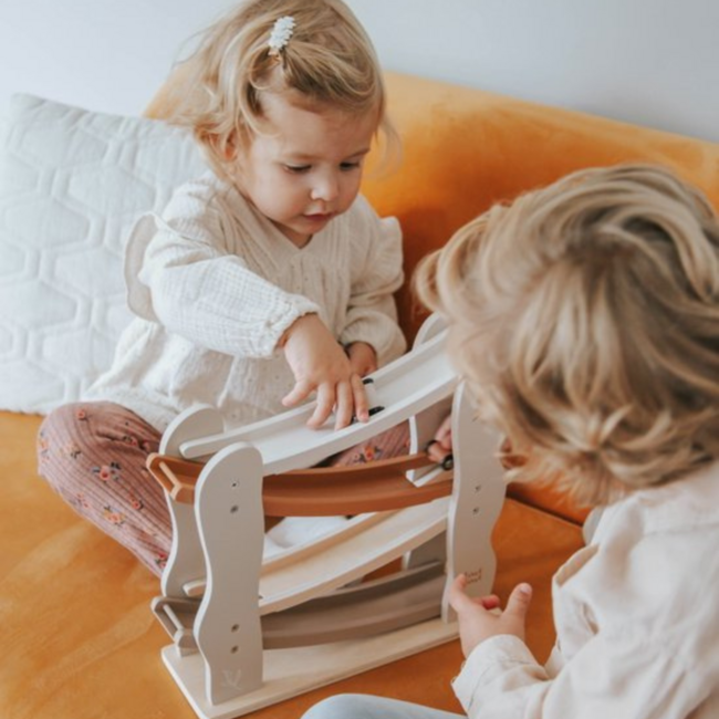 Toboggan à Voitures Durable en Bois avec 4 Voitures (Hêtre FSC) – Beige