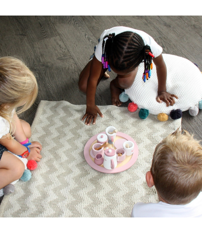 Houten theeservies in roze voor uren fantasiespel