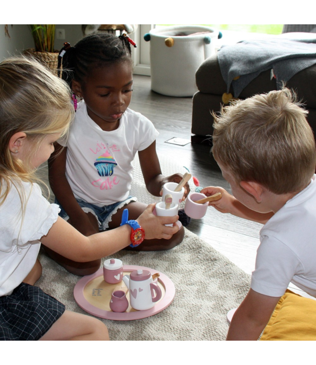 Houten theeservies in roze voor uren fantasiespel