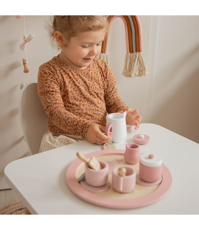 Houten theeservies in roze voor uren fantasiespel