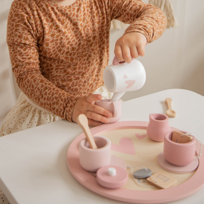 Service à thé en bois rose pour des heures de jeu imaginatif