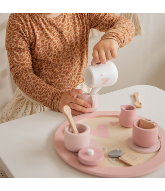 Houten theeservies in roze voor uren fantasiespel