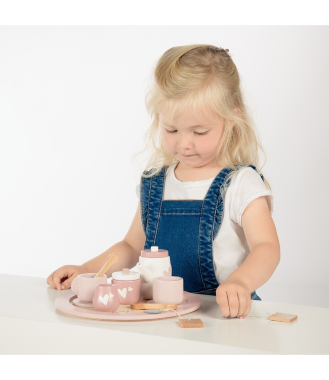 Houten theeservies in roze voor uren fantasiespel