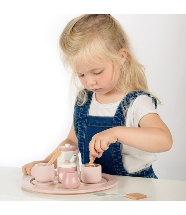 Houten theeservies in roze voor uren fantasiespel