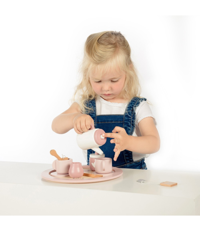 Houten theeservies in roze voor uren fantasiespel