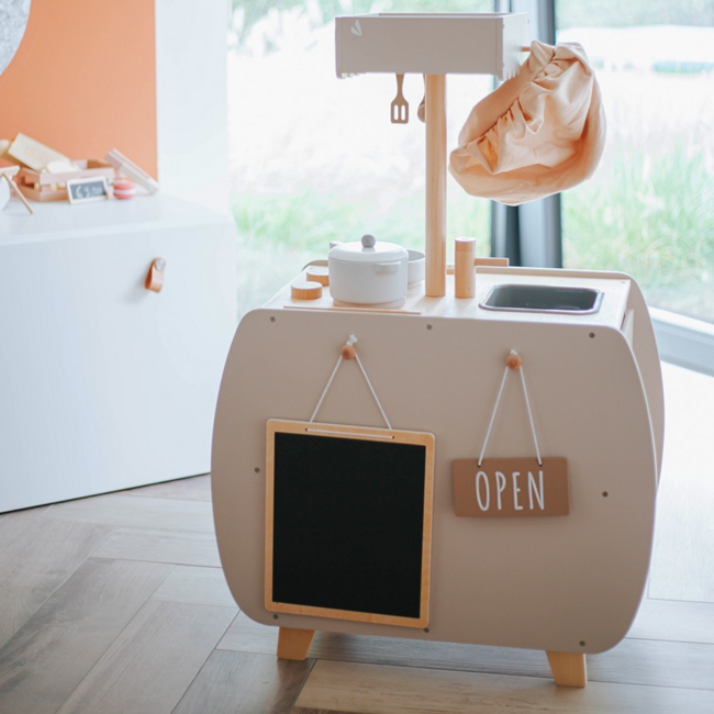 Holzspielküche Bistro in Nougat – elegante Kinderküche für kleine Köche