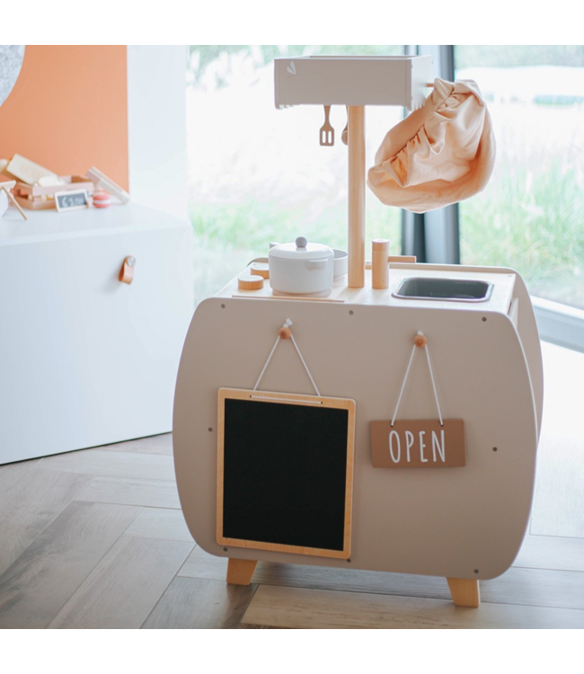 Houten speelkeuken Bistro in nougat – stijlvolle kinderkeuken voor kleine chefjes