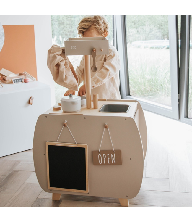 Houten speelkeuken Bistro in nougat – stijlvolle kinderkeuken voor kleine chefjes