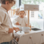 Holzspielküche Bistro in Nougat – elegante Kinderküche für kleine Köche