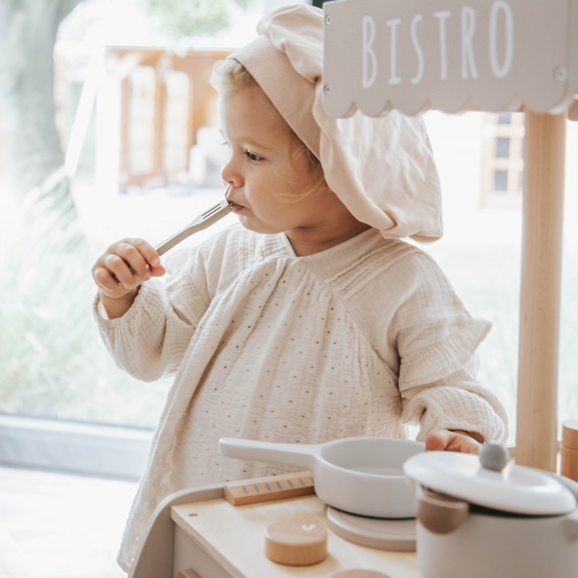 Holzspielküche Bistro in Nougat – elegante Kinderküche für kleine Köche
