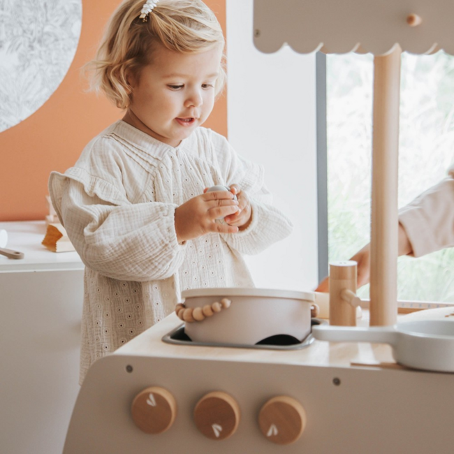 Cuisine en bois Bistro couleur nougat – cuisine élégante pour petits chefs