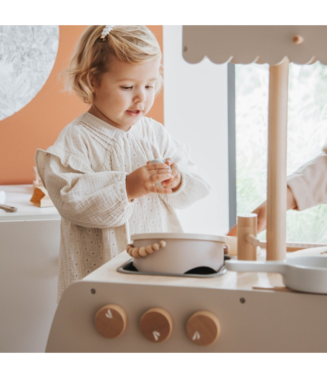 Houten speelkeuken Bistro in nougat – stijlvolle kinderkeuken voor kleine chefjes