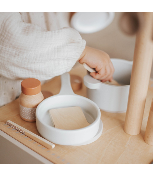 Houten speelkeuken Bistro in nougat – stijlvolle kinderkeuken voor kleine chefjes