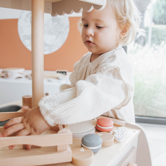 Holzspielküche Bistro in Nougat – elegante Kinderküche für kleine Köche