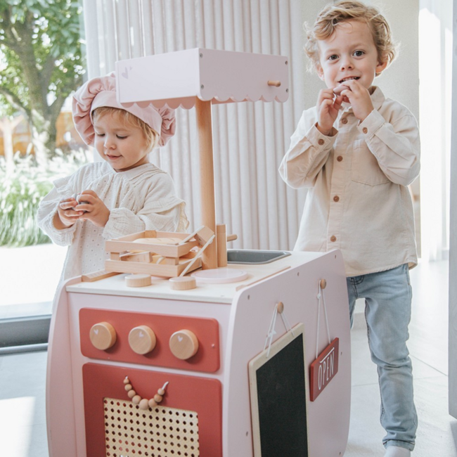 Cuisine en bois Bistro en rose – parfaite pour les petits chefs en herbe