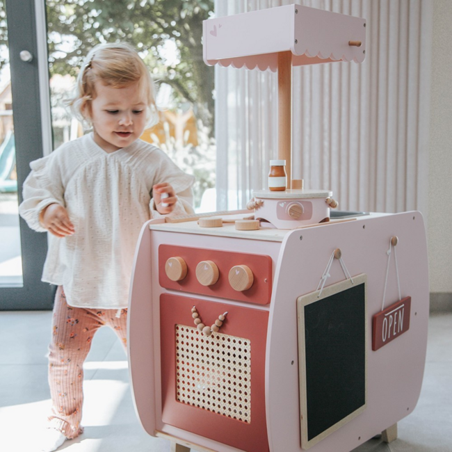 Houten speelkeuken Bistro in roze – stijlvolle kinderkeuken voor kleine chefjes