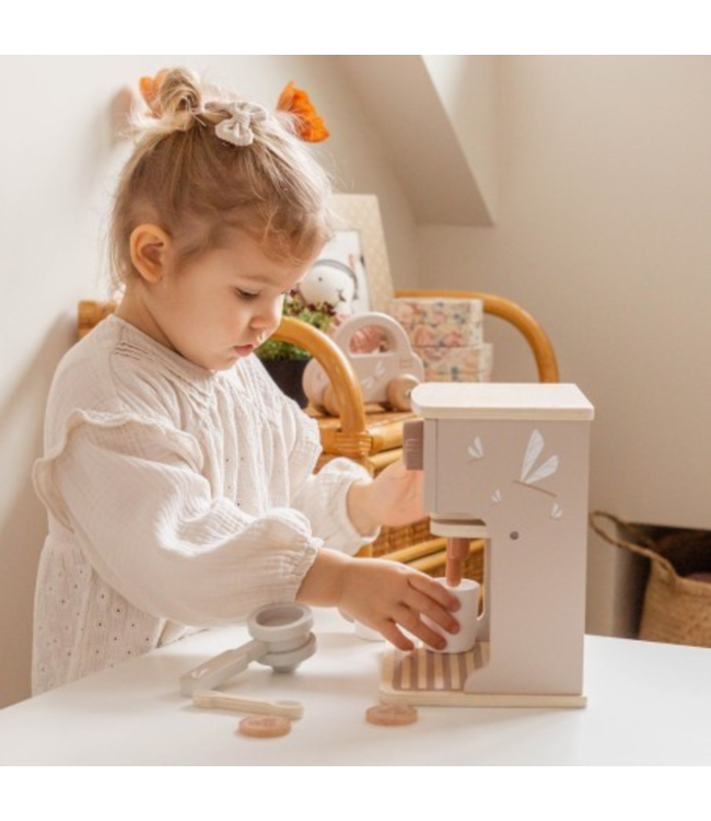 Houten espressomachine in nougat kleur voor kinderen, perfect voor fantasierijk speelplezier