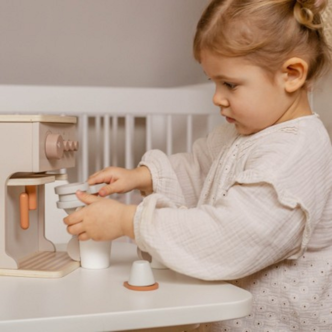 Holz-Espressomaschine in Nougatfarbe für Kinder, perfekt für fantasievolles Spiel