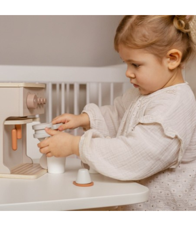 Houten espressomachine in nougat kleur voor kinderen, perfect voor fantasierijk speelplezier