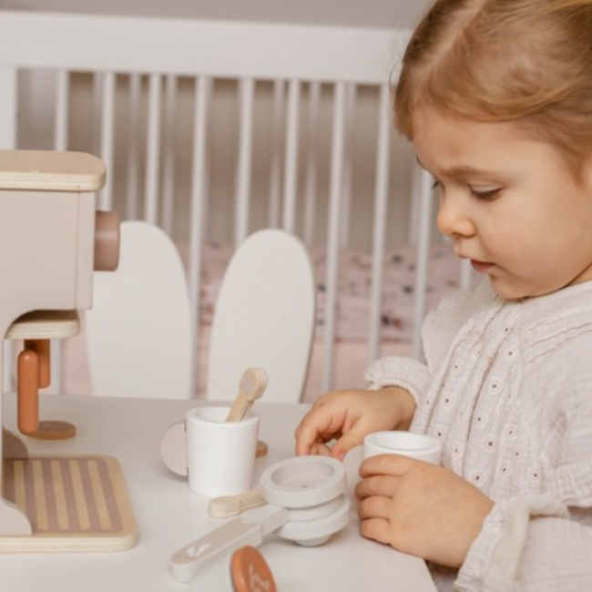 Holz-Espressomaschine in Nougatfarbe für Kinder, perfekt für fantasievolles Spiel