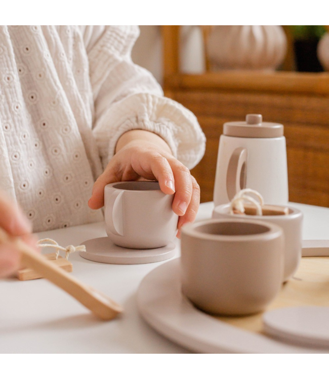 Houten theeservies in nougatkleur voor uren speelplezier