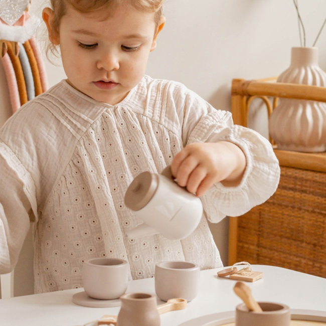 Houten theeservies in nougatkleur voor uren speelplezier
