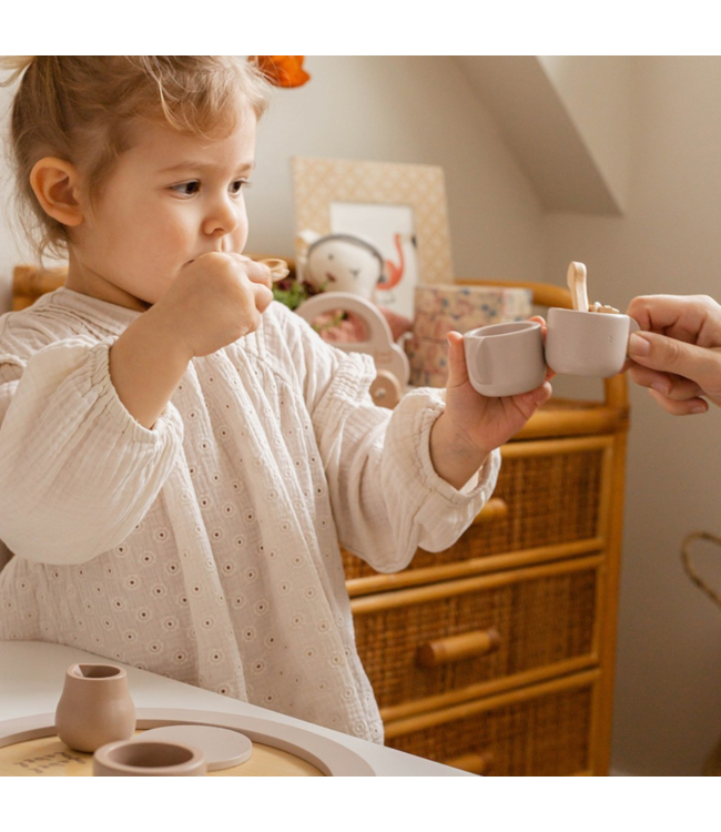Houten theeservies in nougatkleur voor uren speelplezier
