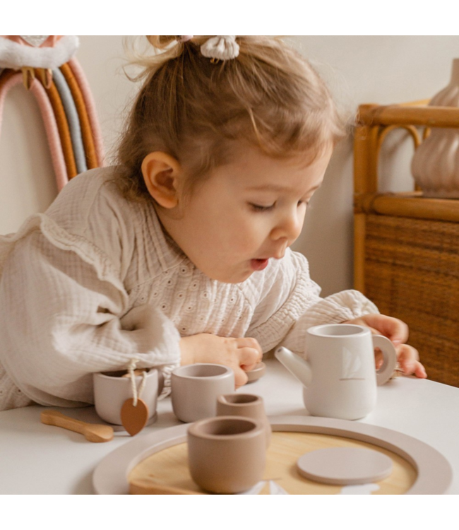 Houten theeservies in nougatkleur voor uren speelplezier