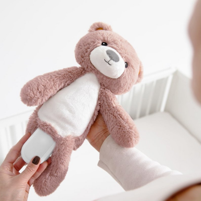 Schlaftrainer Brody Bär in Rosa unterstützt Kinder beim ruhigen Schlaf und der Entwicklung ihres Schlafrhythmus