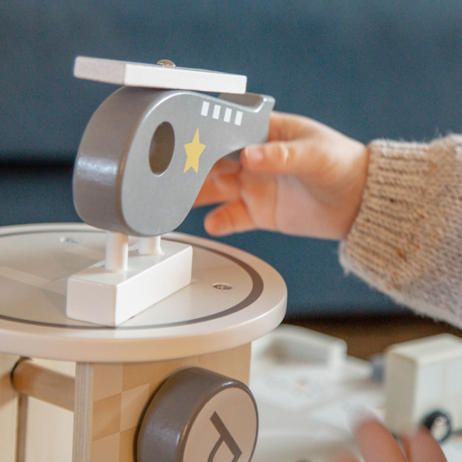 Parking en bois avec plusieurs étages et fonction de jeu