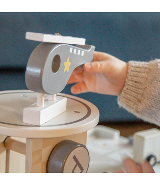 Houten parkeergarage met meerdere verdiepingen en speelfunctie