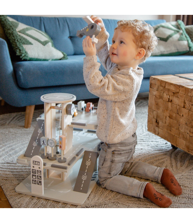 Houten parkeergarage met meerdere verdiepingen en speelfunctie
