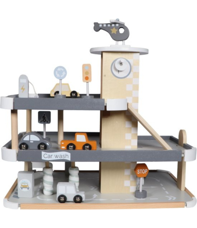 Houten parkeergarage met meerdere verdiepingen en speelfunctie