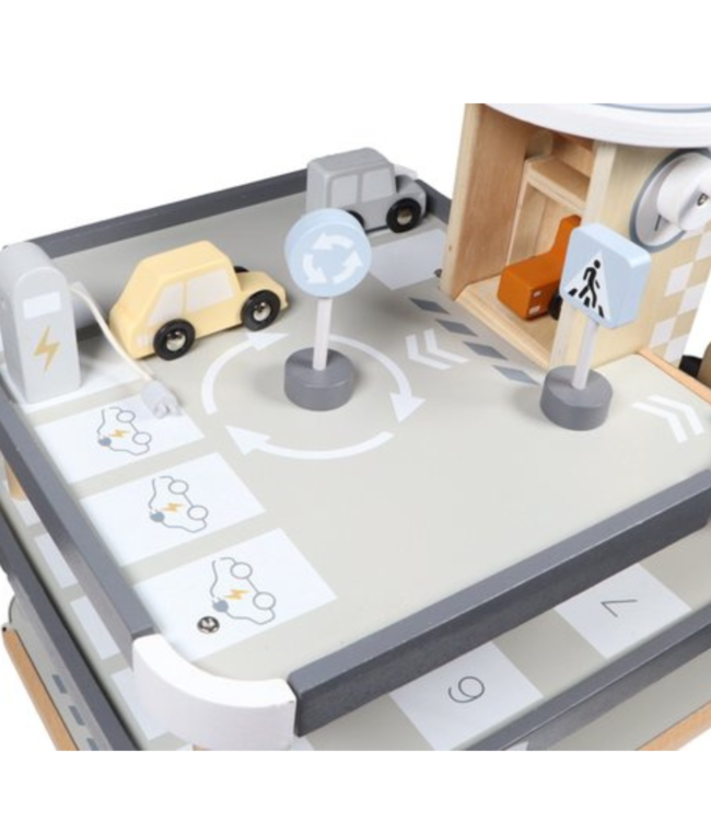 Houten parkeergarage met meerdere verdiepingen en speelfunctie