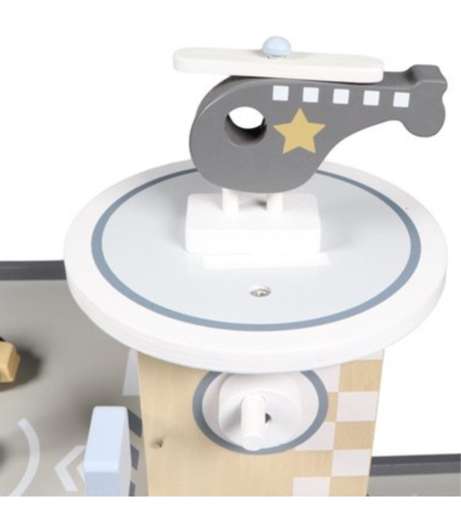 Houten parkeergarage met meerdere verdiepingen en speelfunctie