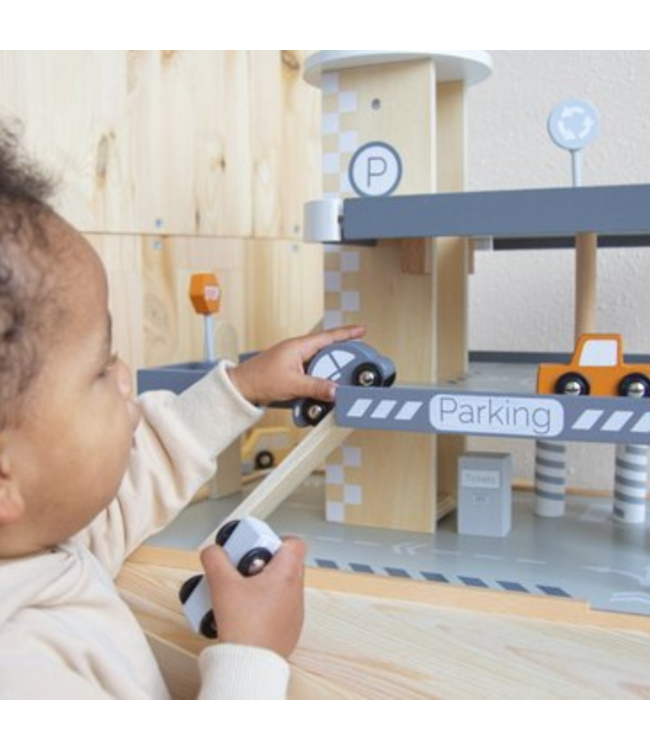 Houten parkeergarage met meerdere verdiepingen en speelfunctie