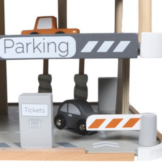 Parking en bois avec plusieurs étages et fonction de jeu