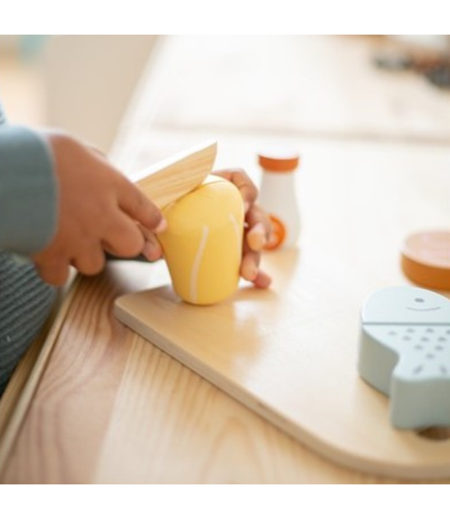 Houten  snijplank met eten