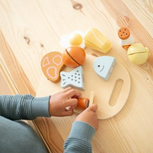 Houten  snijplank met eten