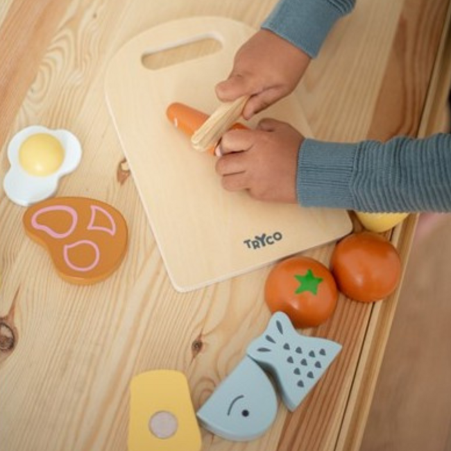 Houten  snijplank met eten