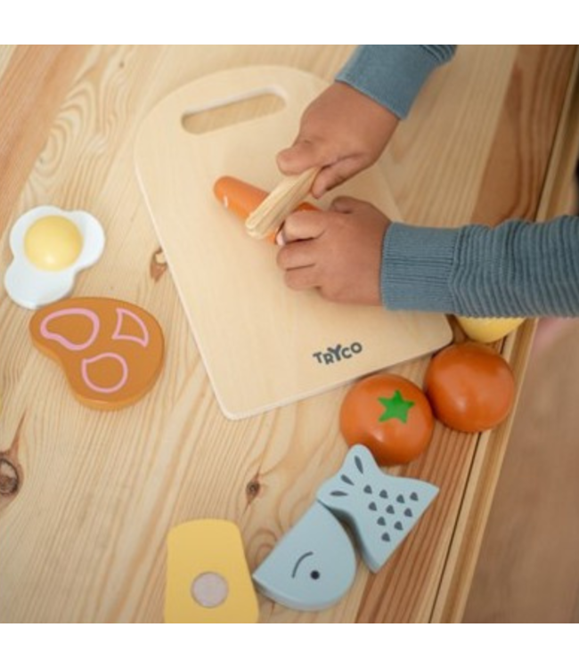 Houten  snijplank met eten
