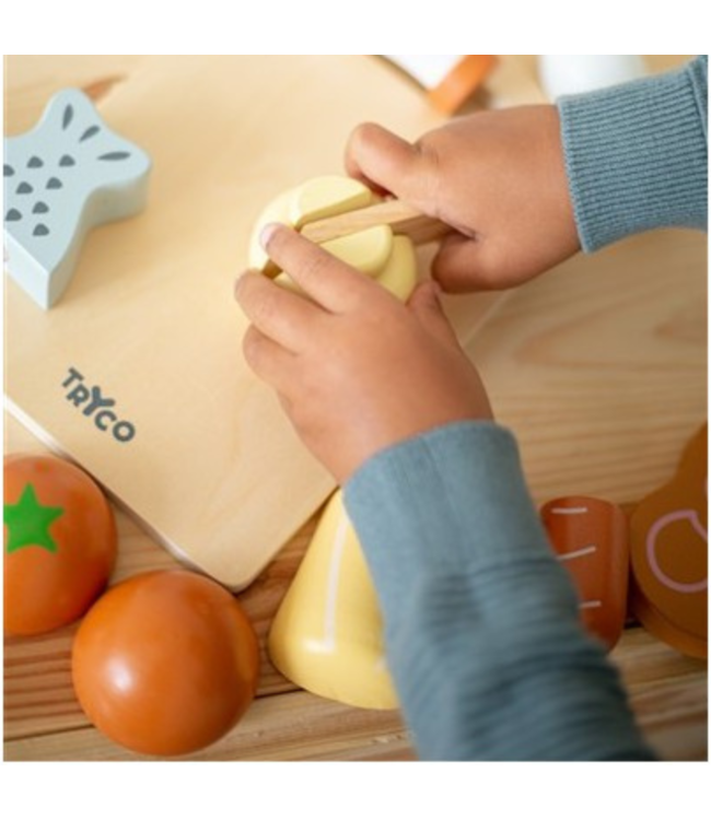 Houten  snijplank met eten