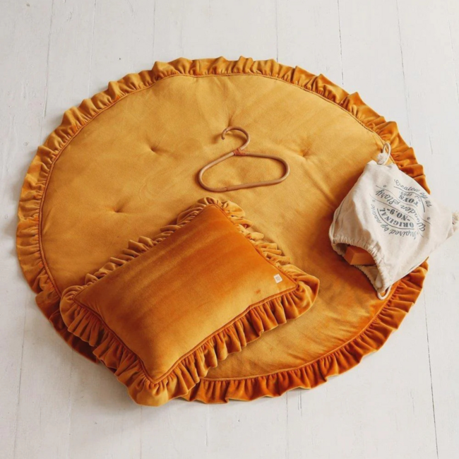 Velvet vloerkleed kinderkamer in mosterdgeel met franjes – zachte speelmat