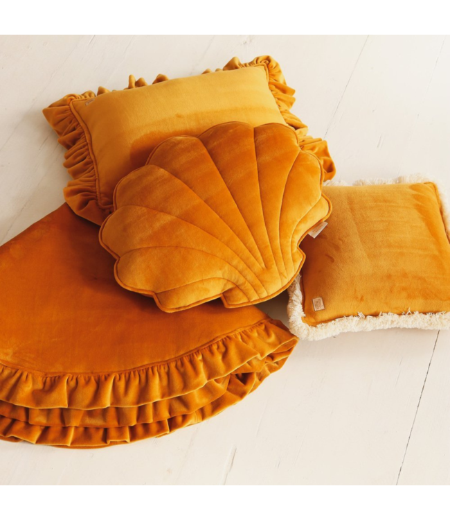 Velvet vloerkleed kinderkamer in mosterdgeel met franjes – zachte speelmat