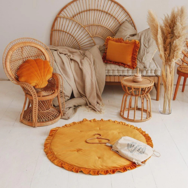 Velvet vloerkleed kinderkamer in mosterdgeel met franjes – zachte speelmat